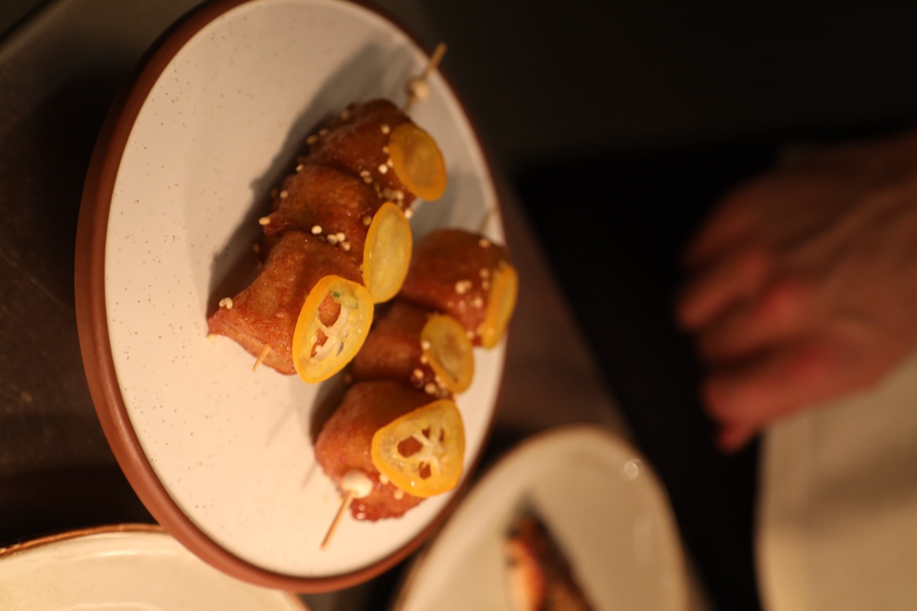 Brocheta de berenjena en tempura con kumquat