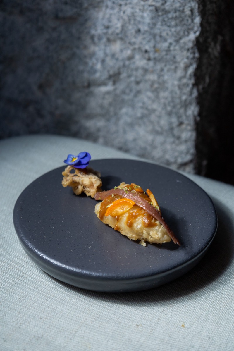 Chipirón en tempura con tamarindo, kumquat y anchoa