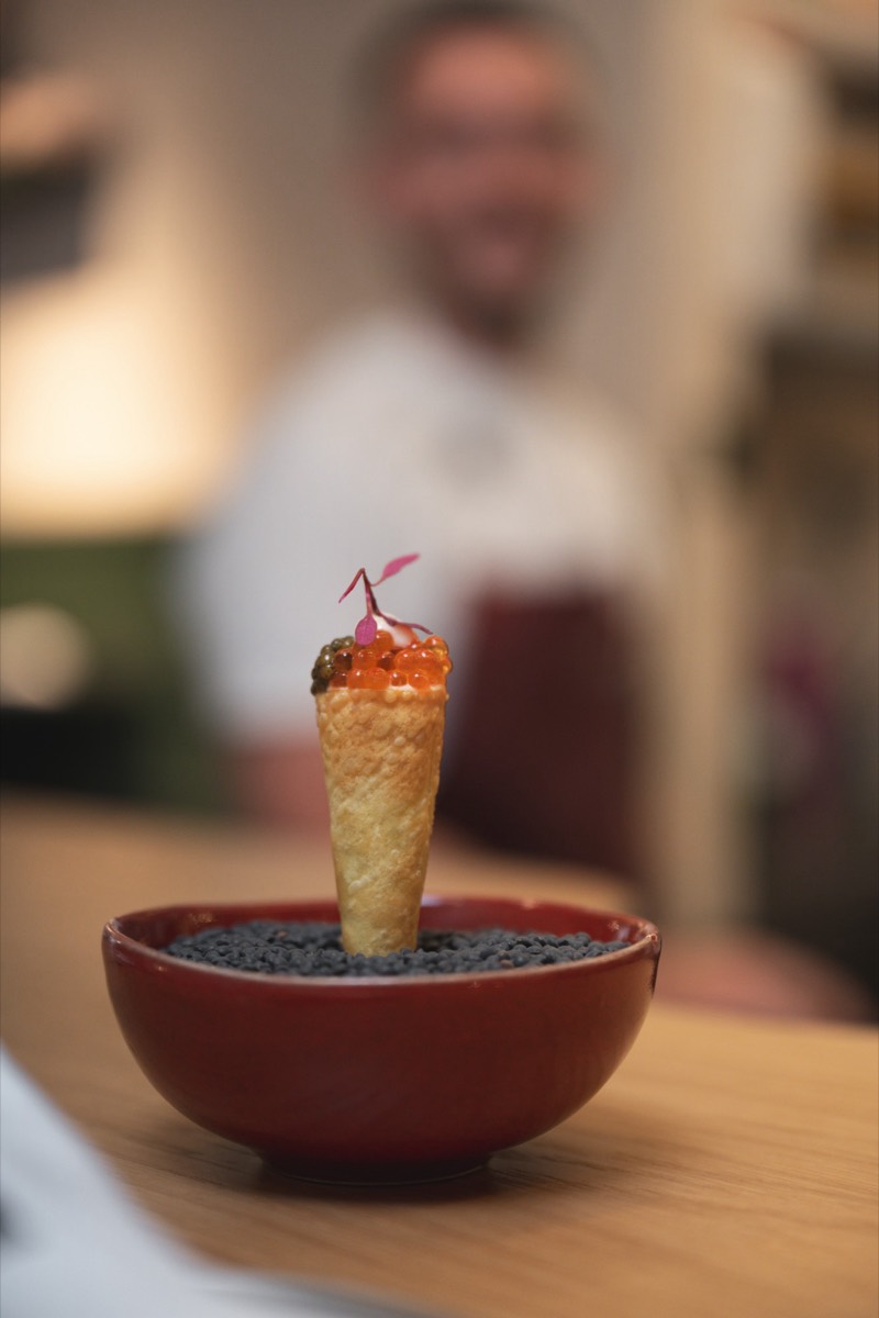 Cono de hojaldre con salmón, huevas y caviar