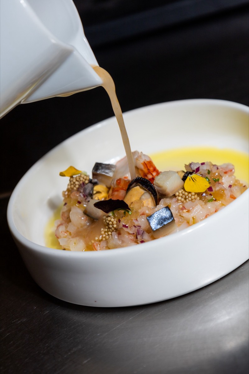 Salpicón de mariscos con carabinero a la brasa