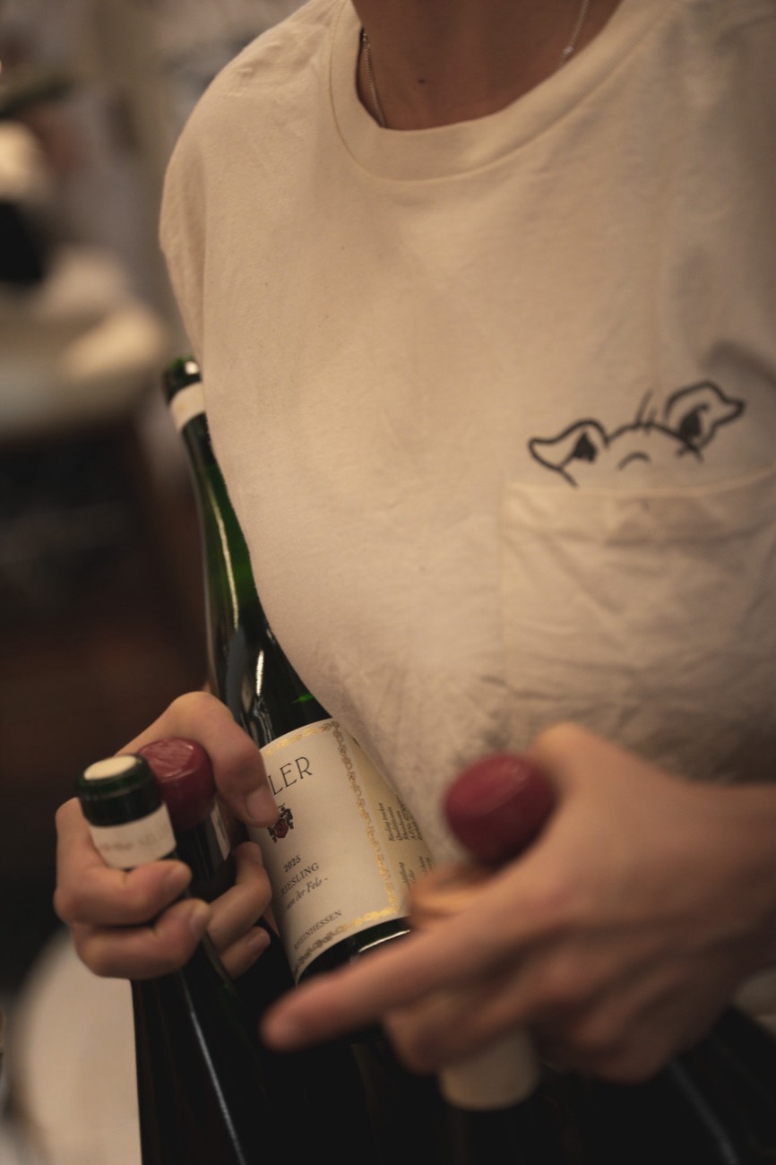 Camiseta de Quincé con el cerdito Veni y botellas de vino