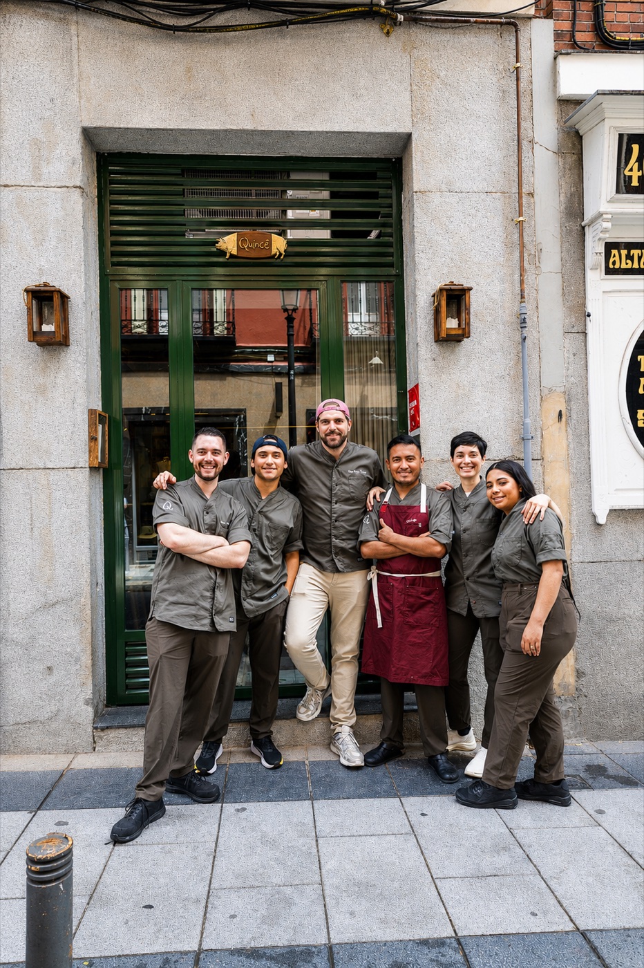 El equipo de Quincé en la puerta del restaurante, C/ Barquillo 42