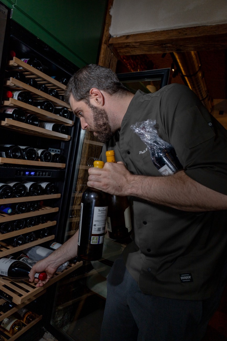Pablo eligiendo vino en la bodega de Quincé